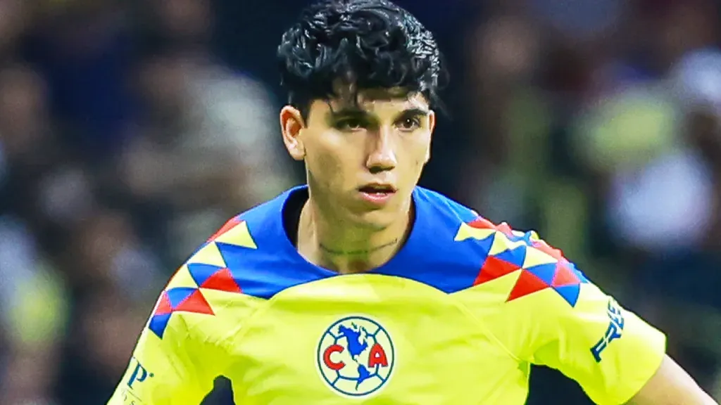 Kevin Álvarez de América es golpeado por Javier Aquino de Tigres – Getty Images