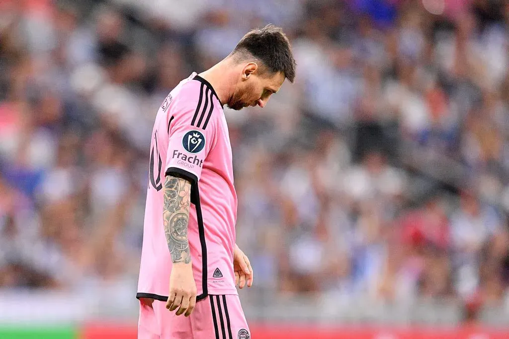 Lionel Messi #10 del Inter Miami sale triste del duelo ante Rayados. Foto: Getty Images