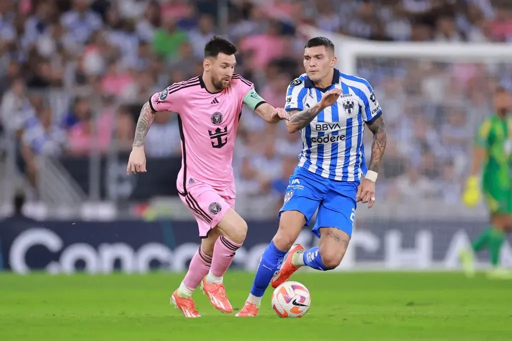 brandon Vazquez mano a mano con Messi