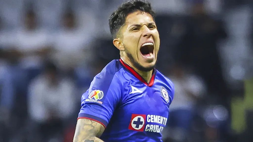 Carlos Salcedo sería congelado por Cruz Azul y Martín Anselmi por venganza – Getty Images