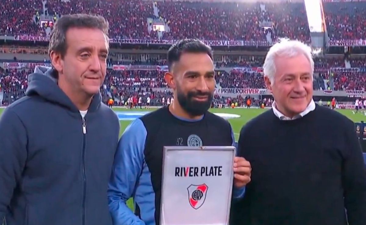 El homenaje de River para Ariel Rojas y Matías Suárez en el Estadio ...