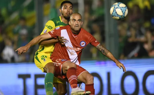 David a pura marca sobre Santiago Silva. El defensor supo ser capitán de la Reserva de River.