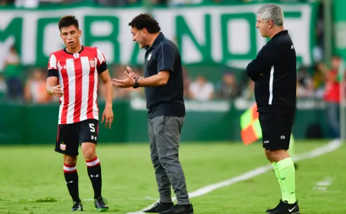 El defensor recibe las indicaciones de Gabriel Milito, ex técnico del Pincha.