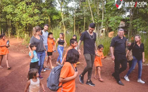 Enzo y Nacho recorriendo la aldea con los chicos de la Comunidad. Una experiencia inolvidable.