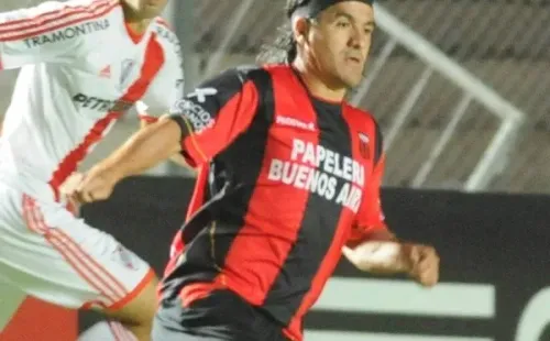 Ariel jugó ante River con la camiseta de Defe, por la Copa Argentina 2011/12.