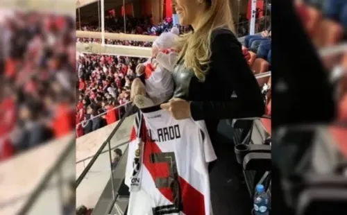 Benjamín Gallardo, en el estadio Monumental con su madre.