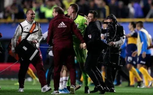 Gallardo, en pleno campo de La Bombonera celebrando con sus jugadores.