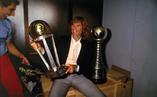 El Bambino Veira, con la Copa Intercontinental de 1986.