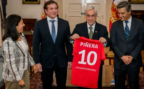 Piñera, Domínguez y una camiseta de regalo para el presidente de Chile.
