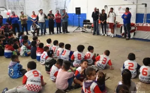 Paulo Díaz dio una charla para los niños presentes. (Foto: Prensa River)