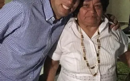 Pipino Cuevas junto a su madre Ña Tora.