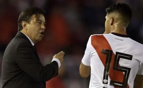 Gallardo dándole indicaciones a Palacios.