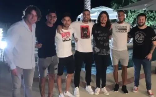 El Pity Martínez, Mercado y Maidana, junto a otros amigos.