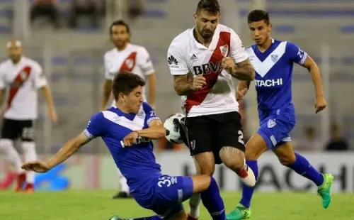 Cáseres frente a Pratto, en febrero del 2018: ganó Vélez 1-0, en Liniers.