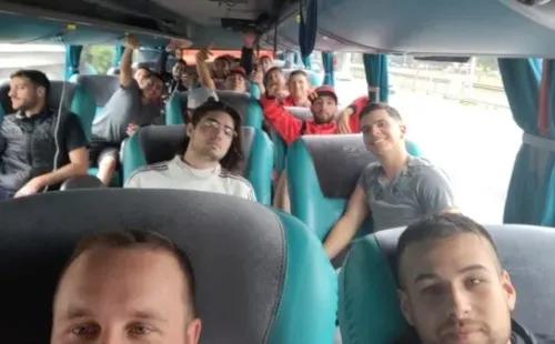 La previa del encuentro entre los jugadores y estos hinchas de River.