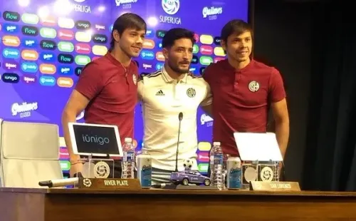 Milton Casco, junto a los hermanos Ángel y Óscar Romero.