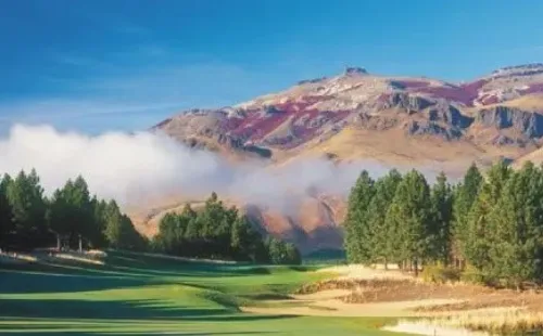 La vista desde elLoi Suites Chapelco Hotel, hogar de River en San Martín de Los Andes.