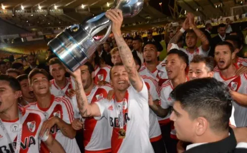 D’Alessandro alzando la Copa Argentina 2016.