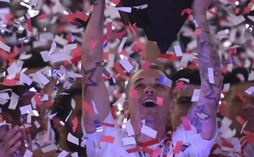 D’Alessandro alzando la Recopa Sudamericana 2016.