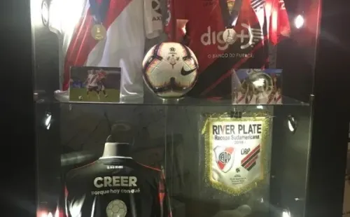 La vitrina dedicada a la Recopa Sudamericana 2019 (FOTO: LPM)