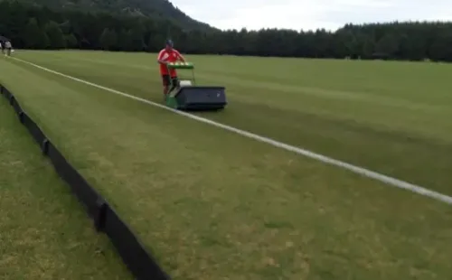 Los empleados de River trabajan en el campo de polo donde entrenará River.