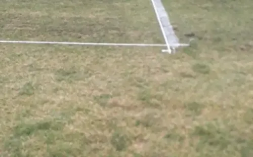 Los empleados de River trabajan en el campo de polo donde entrenará River.