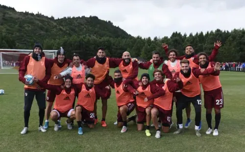 Parte del plantel a pura sonrisa en tierras neuquinas (Prensa River)