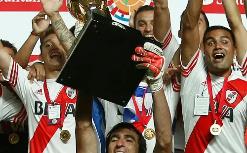 Marcelo Barovero, clave en las finales, alzando la Recopa. Foto: Getty