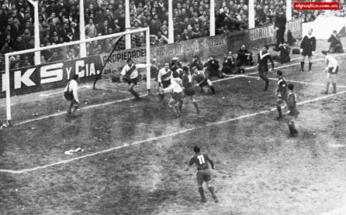 El gol de Carlos Bianchi a Amadeo Carrizo, en 1968. (FOTO: El Gráfico)