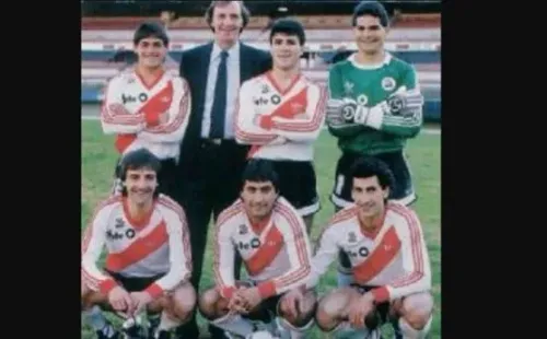 Chilavert, de verde, posando en pleno Monumental (Archivo)