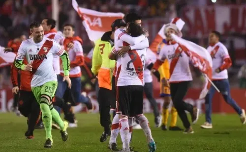 El abrazo con Ponzio en pleno festejo después de ganarle a Tigres de México.