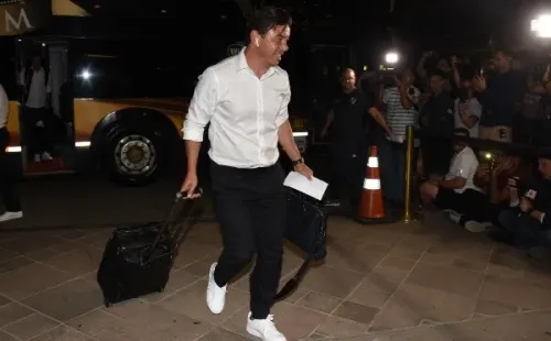 Marcelo Gallardo suele tener algún papel a mano. (FOTO: Getty)