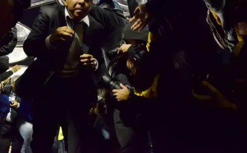 La delegación de River salió del campo bajo escudos. (FOTO: Getty)