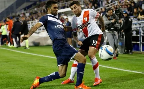 Cubero marca a Viudez en uno de los últimos partidos que enfrentó a River.