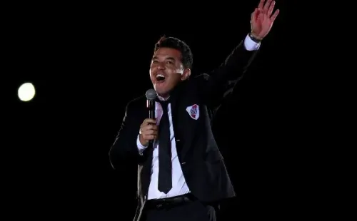 Con micrófono en mano en el Monumental cantando con los hinchas, en los festejos de la Libertadores frente a Boca (Getty)