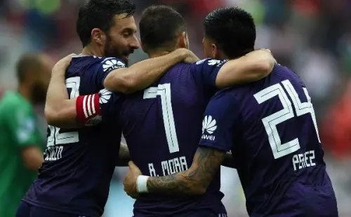 Uno de los tantos festejos que compartieron Scocco y Mora. (Foto: Getty)