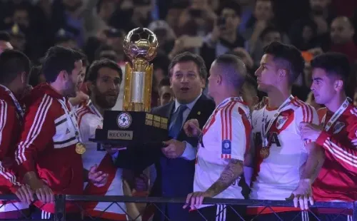 Alejandro Domínguez le entrega la Recopa Sudamericana a Leo Ponzio.