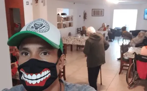 Luciano Vella en uno de los geriátricos que mantiene. (Fuente: Diario Olé)