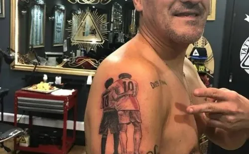 El ídolo jujeño luciendo con mucho orgullo y a pura sonrisa aquel tatuaje que lo muestra con su hijo Tomás (Chatrán Tatoo)