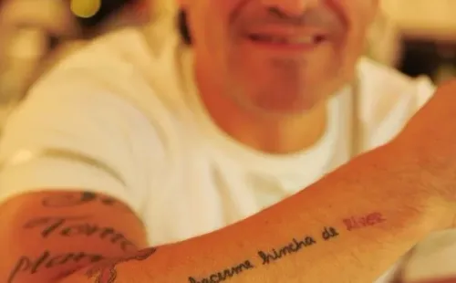 El otro tatuaje que tiene Ariel referido a su noche de despedida (Archivo)