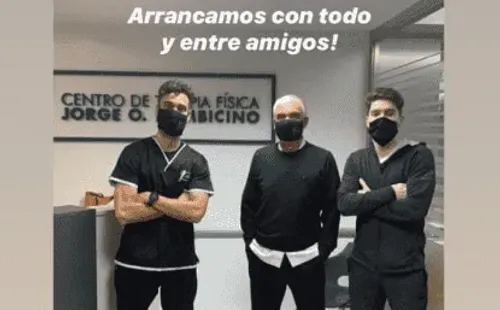 El juvenil de River junto a Jorge y Franco Bombicino.