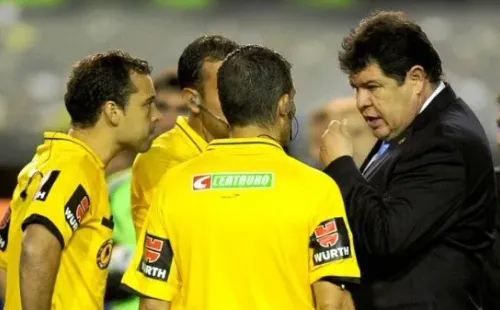 El momento exacto en el que Bello le comunicaba a los árbitros la suspensión del partido (Archivo)