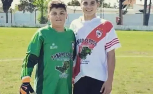 Julián vistiendo los colores del Club Atlético Calchín, que son iguales a los de River (Archivo)