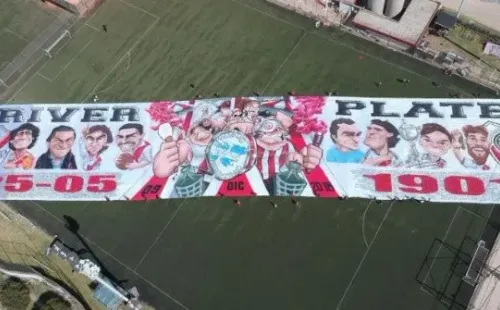 Vista aérea del imponente telón de 120 x 25 que crearon los hinchas de River (Subcomisión del Hincha)
