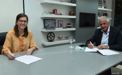 D’Onofrio y Raverta firmando el acuerdo en las oficinas del Estadio Monumental (Prensa River)