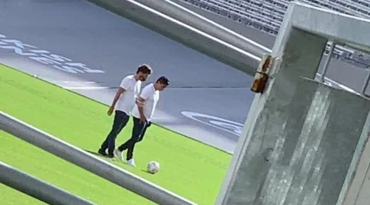 Gallardo recorriendo el estadio junto a Mariano Taratuty (TyC Sports)