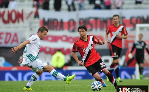 Martínez disputando la pelota con Nicolás Domingo, otro ex River, en un encuentro frente a Banfield..