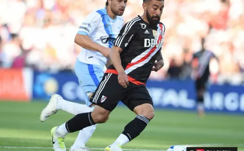 Ariel Rojas disputando una pelota con Rafael García.