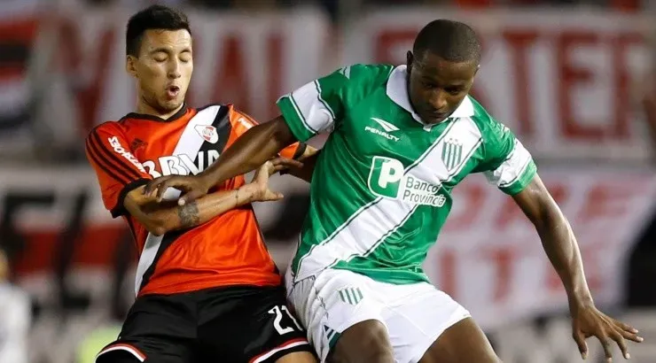 Cazares ya enfrentó a River con la camiseta de Banfield (Getty)