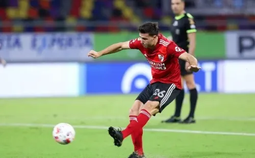 El momento preciso en el que Paradela recibe el centro de Álvarez y saca el latigazo de zurda para marcar su gol. (Foto: Getty).